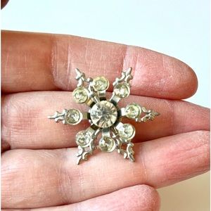 Vintage rhinestone snowflake pin. 1”. cute!